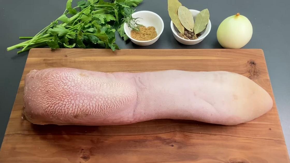    Свежий говяжий язык на разделочной доске:YouTube/ Gesund und Lecker von Alla