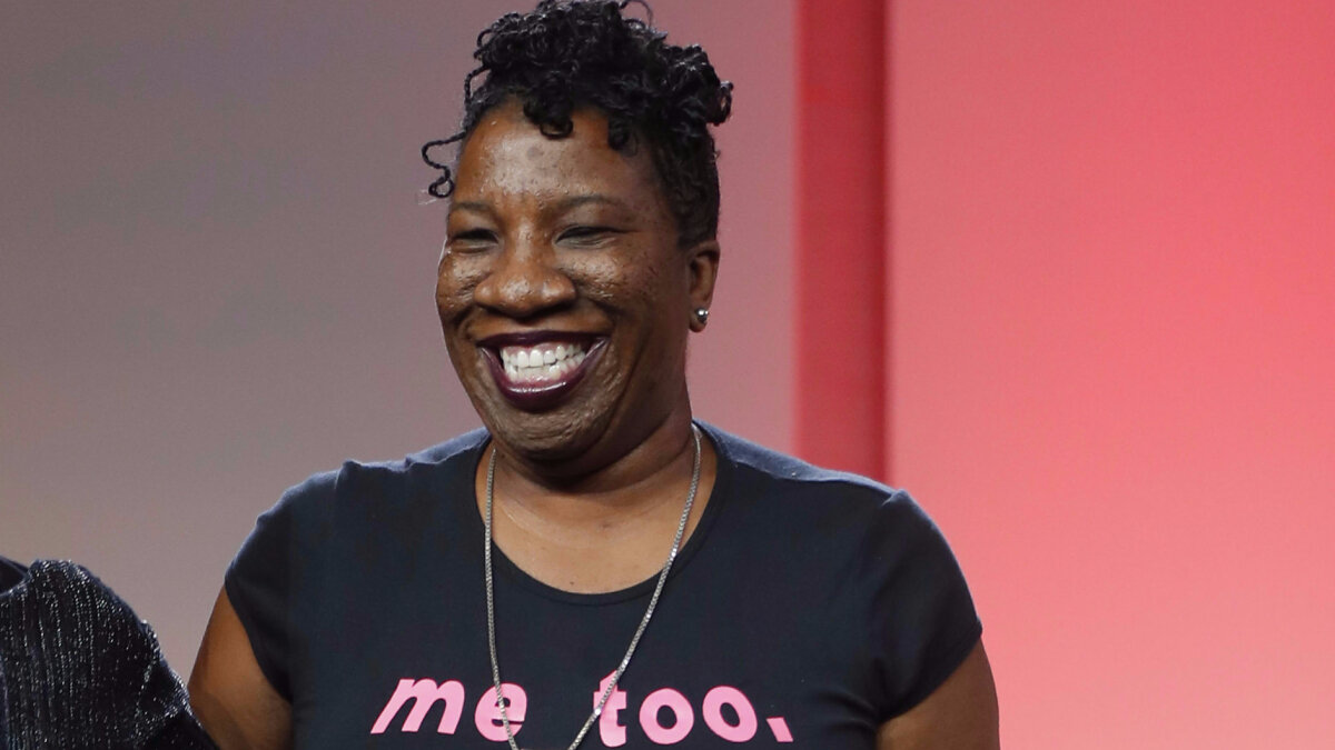 Это Тарана Бёрк, с именем которой связано движение против насилия против женщин #metoo ("и я тоже"). Догадываетесь сколько было издевок и шуток по поводу ее внешности, суть которых сводилась к незамысловатой мысли  "кто может позариться на такое?!"