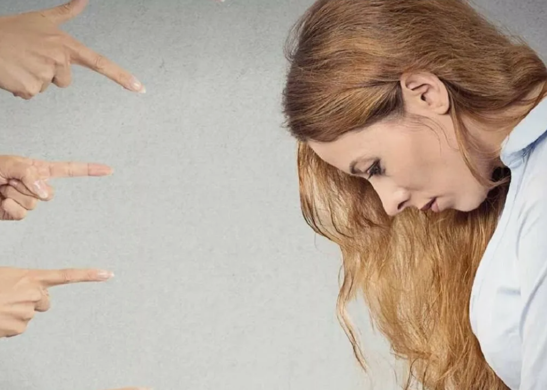 Виноватый человек. Угнетение других. Отчаяние мужчины. Угнетенный мужчина. Подавление симптомов.