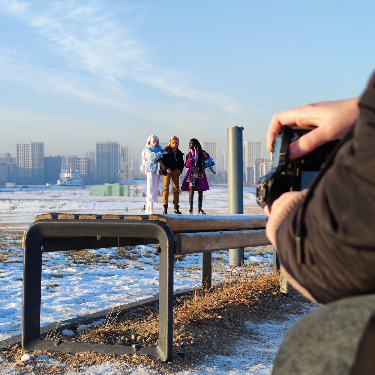 Юля фотографирует наших с ней кукол. Получившиеся снимки опубликованы на канале @millie. У нее сегодня день рождения 😉, не забудьте поздравить 🙏
