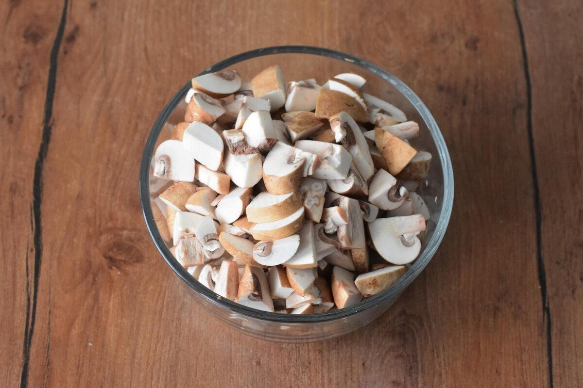 грибы по-корейски шампиньоны с морковью. жареные грибы с луком и морковью. шампиньоны с луком и гречкой на сливках на сковороде. грибы тушеные с луком. шампиньоны с луком и морковью.