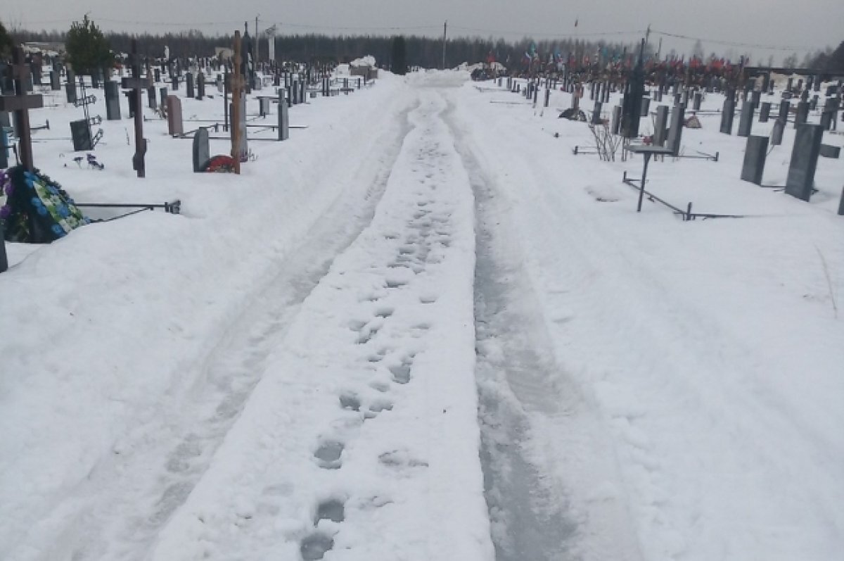    Водители Твери жалуются на заснеженные дороги на городском кладбище