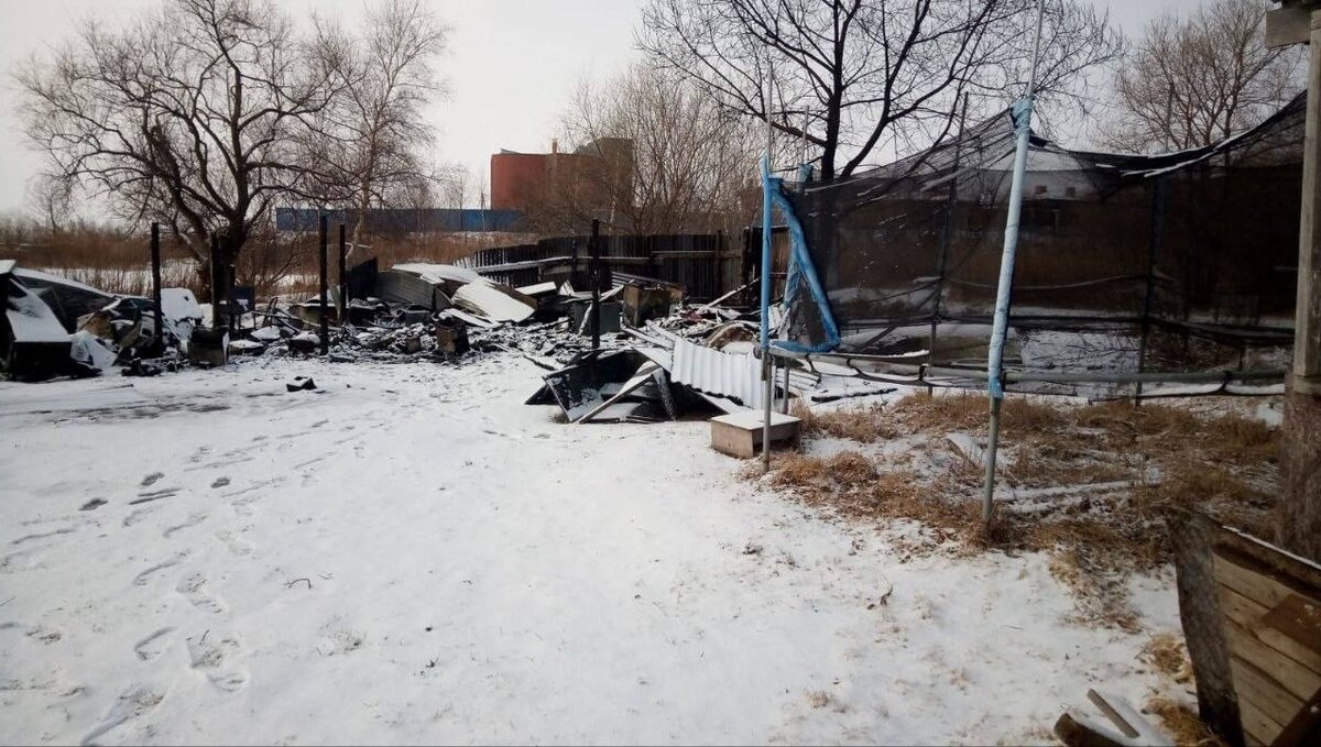     Минувшей ночью в Приморье произошел пожар, который уничтожил муниципальное имущество. Полицейские устанавливают обстоятельства происшествия. В новых медиа не исключают, что это мог быть поджог.