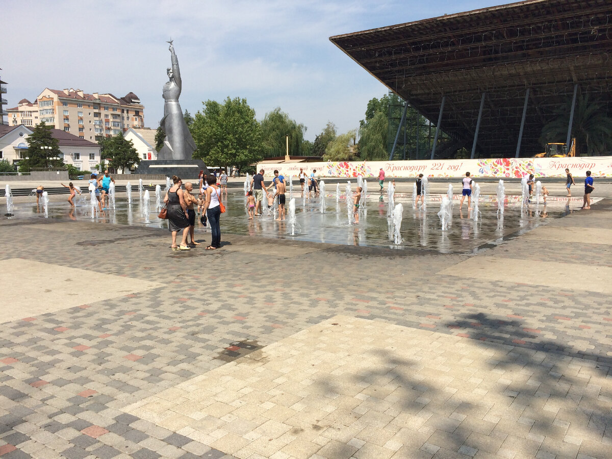 Фонтан у кинотаетра Аврора. 
