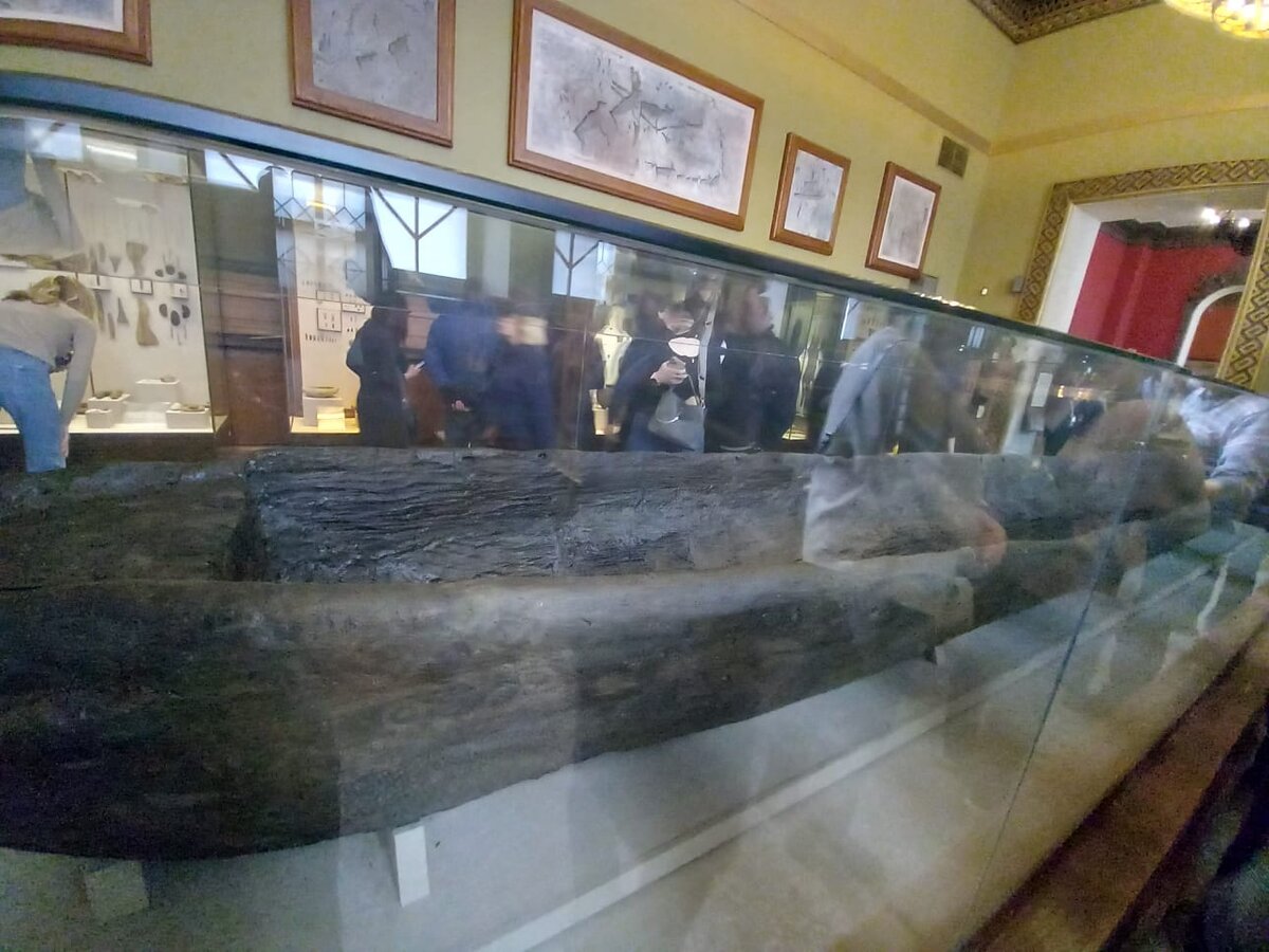Окаменевший от долгого воздействия воды весельный челн XVI-XVIII вв. до н.э.