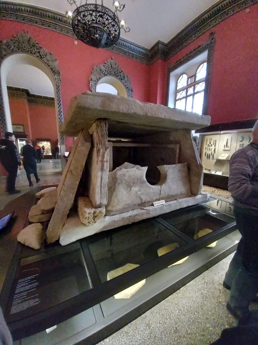 С.З.Кавказ Дольмен "Колихо" III-II тыс.до н.э. В нем были погредены останки более 70 чел. Пострадал при наводнении и был перевезен в Исторический музей в 2009г.