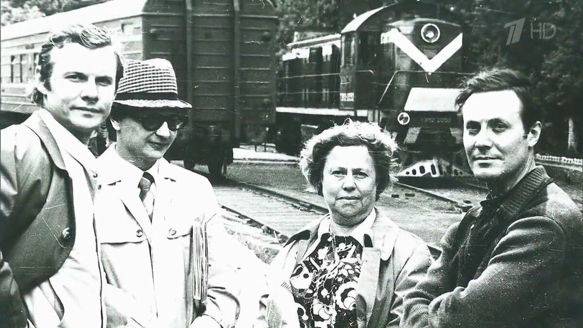 Братья Соломины с матерью