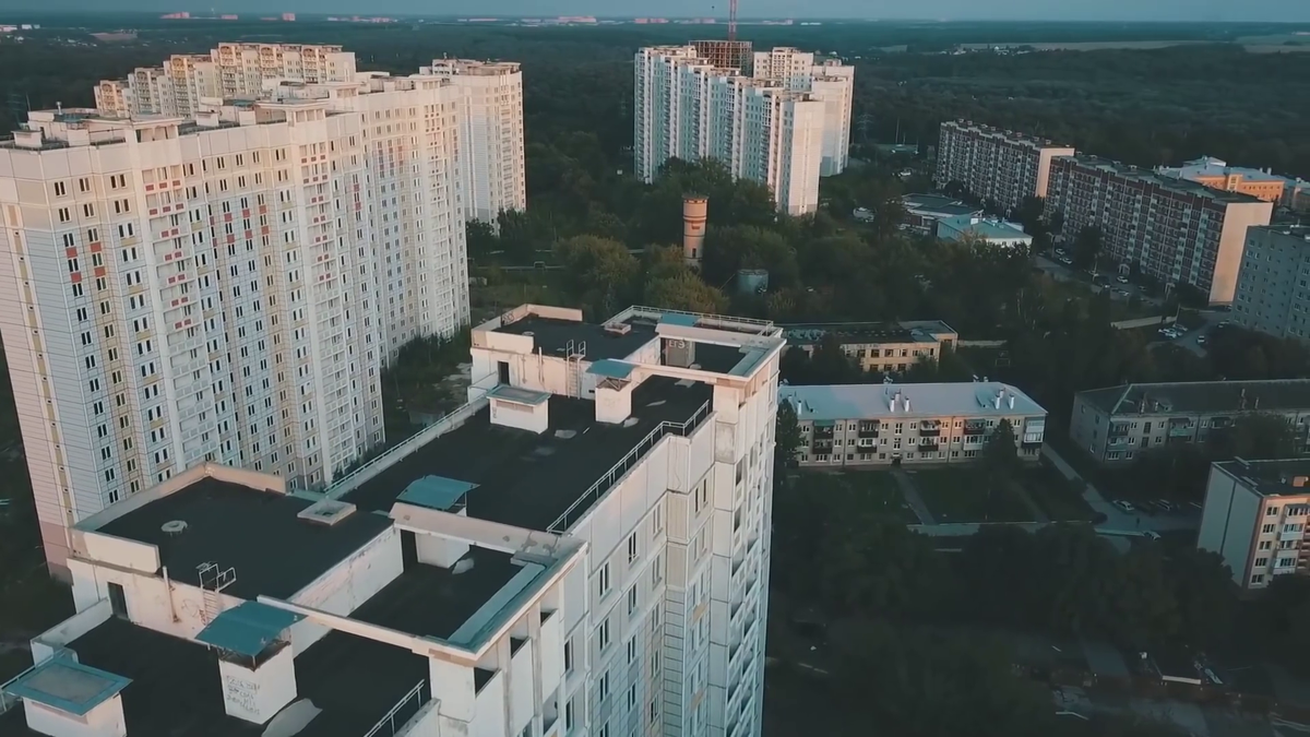 Этот микрорайон Кузнечики-2 должен был открыться в Московской области еще 10 лет назад, но что-то пошло не так... Тысячи квартир остались пустыми и никому не нужными.