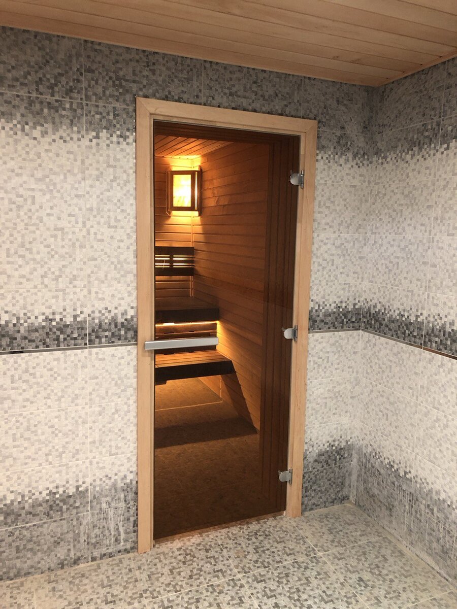 Классическая, стандартная дверь в парную. Коробка из ольхи, три петли, ручка магнит, стекло "Бронза". Габариты двери 80х200 см по коробке.