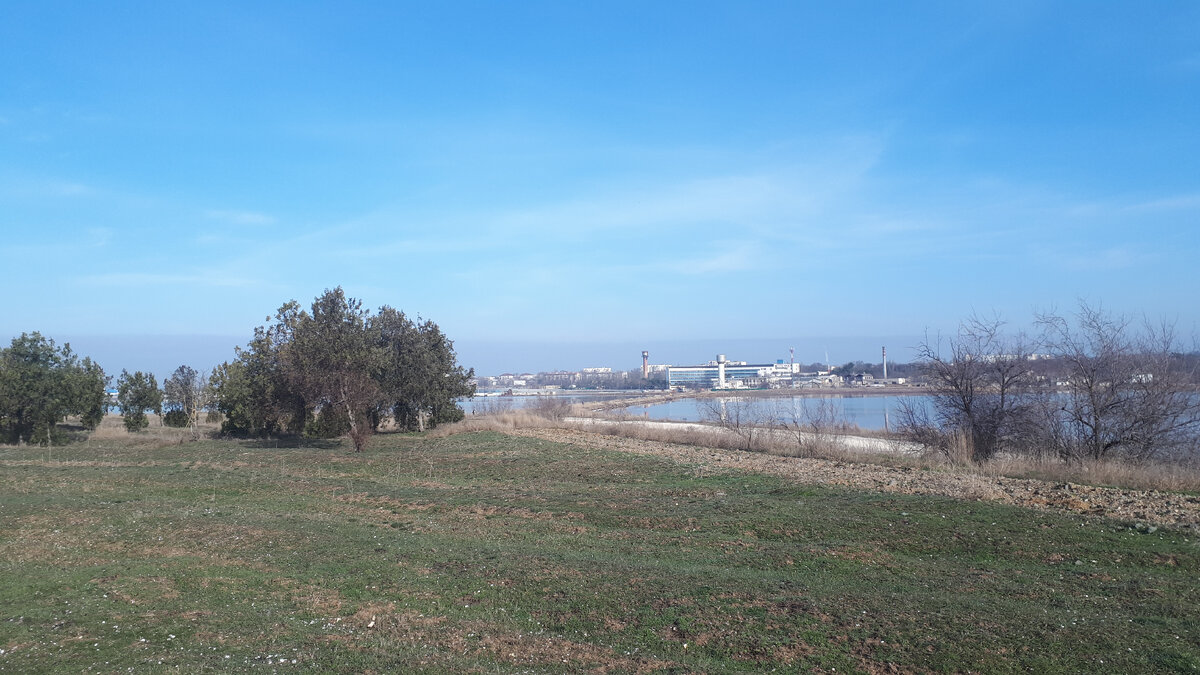 Если пройти дамбу через озеро, то мы уже в городе.