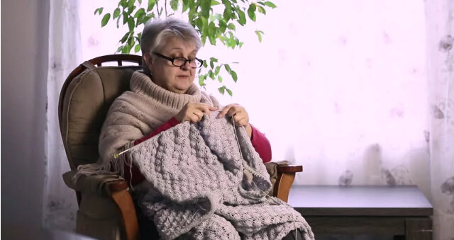 При вязке пряжа может быть мягкой, а в изделии колкой. Источник: Яндекс картинки