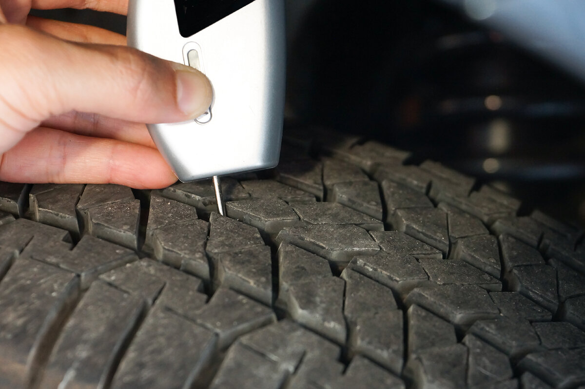 Так выглядит процедура измерения глубины протектора с помощью глубиномера. Быстро, просто и сразу все ясно 👍🏻