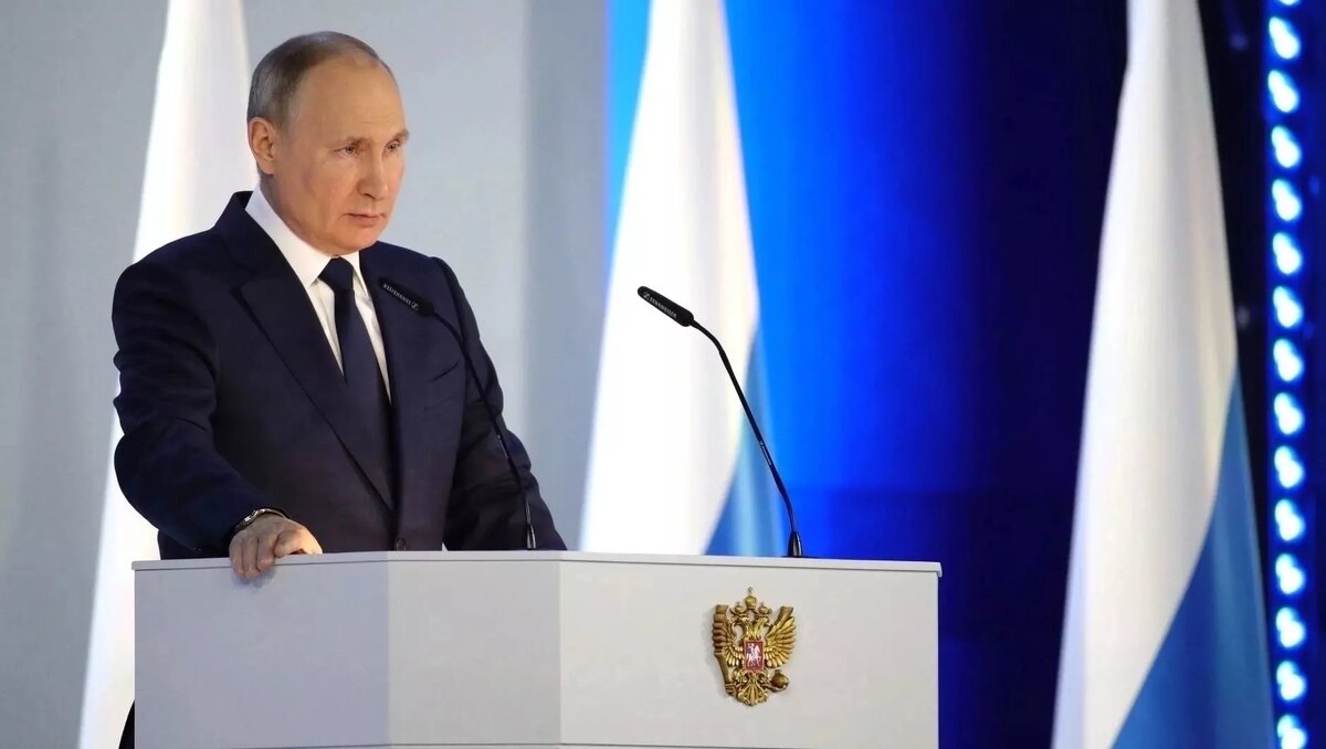     В 12:00 в четверг, 29 февраля, Владимир Путин обратится с ежегодным Посланием Федеральному собранию. Основные темы, которые будут подняты во время выступления, традиционно не анонсировались заранее. Однако политологи уже предположили, о чем президенту сегодня придется говорить.