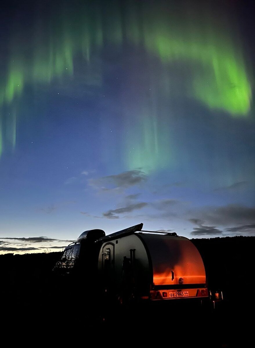 Кемпер «Свобода» и северное сияние.