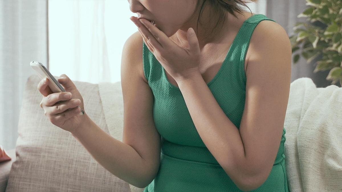 Девушка дарит подарок. Девушка на свидании. Женщина наносит макияж. Профессия мастер маникюра. Ухоженные женщины.