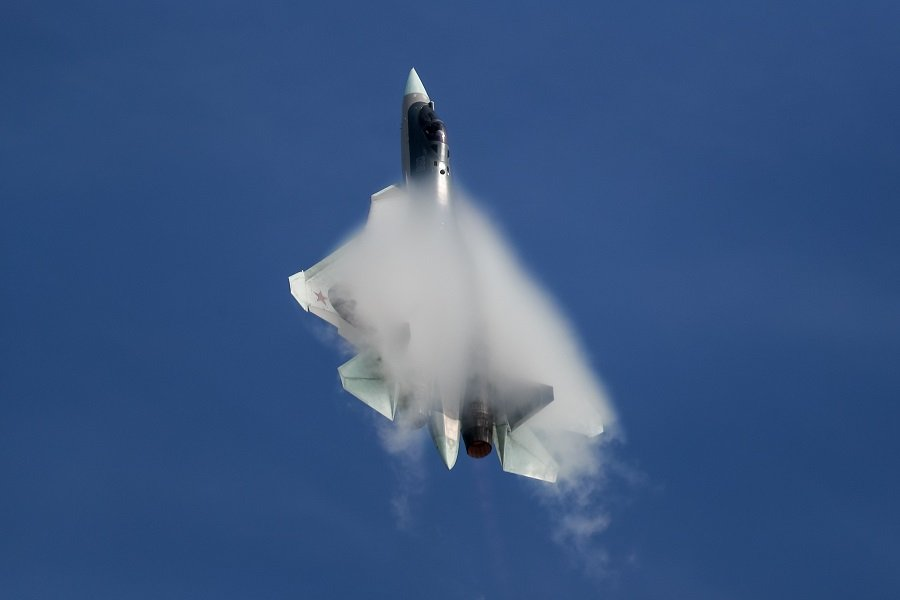 Многоцелевой истребитель Су-57 во время динамического показа авиатехники - Фото: Сергей Савостьянов/ТАСС