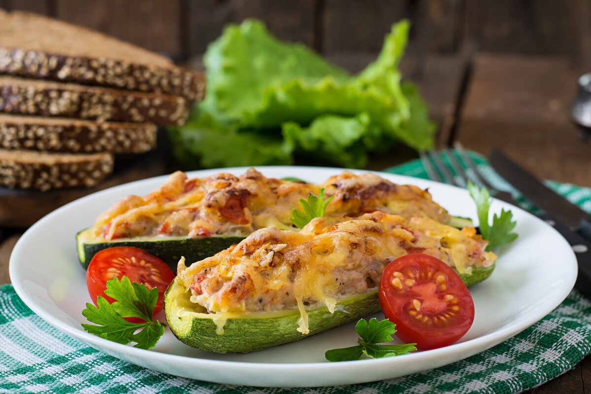 Фаршированные кабачки с сыром и помидорами в духовке: рецепт - Лайфхакер