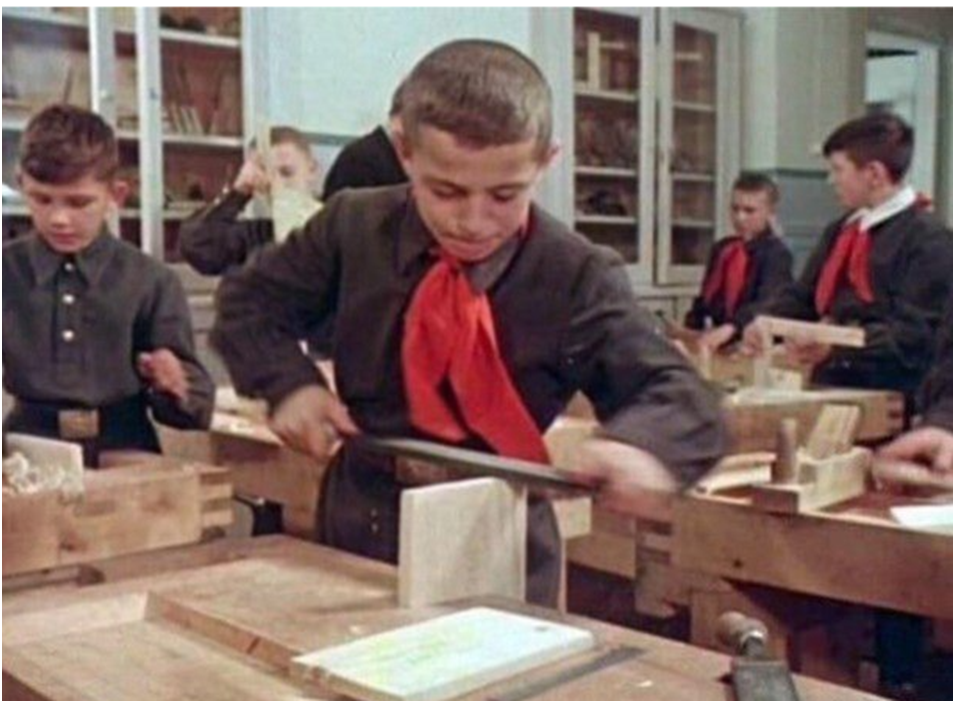 Когда-то мне казалось, что в Советском Союзе много недостатков, например, нет Сникерсов и Марсов, нет джинсов и ярких красивых оберток.-2