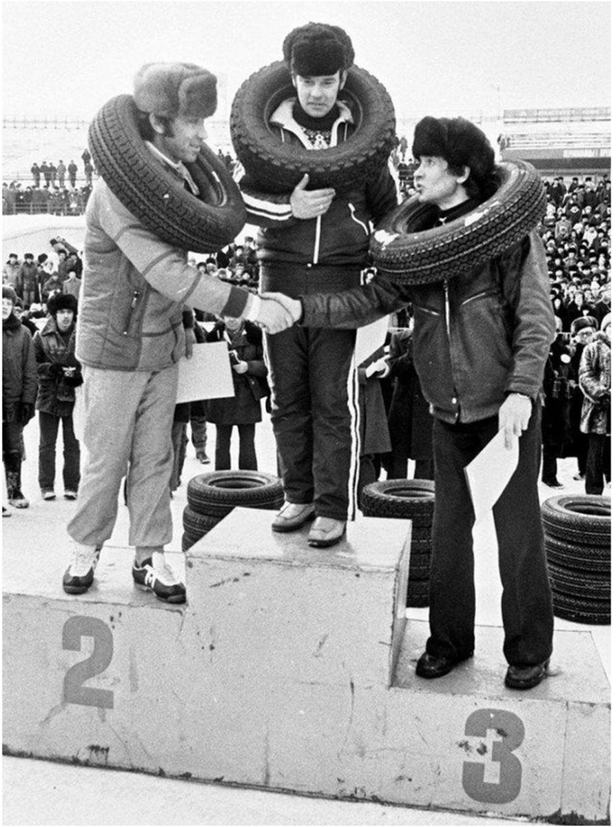 Когда-то мне казалось, что в Советском Союзе много недостатков, например, нет Сникерсов и Марсов, нет джинсов и ярких красивых оберток.-6