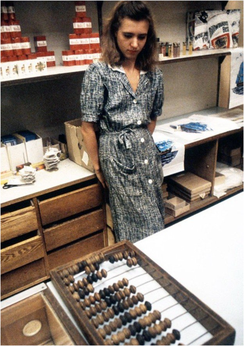 Когда-то мне казалось, что в Советском Союзе много недостатков, например, нет Сникерсов и Марсов, нет джинсов и ярких красивых оберток.-10