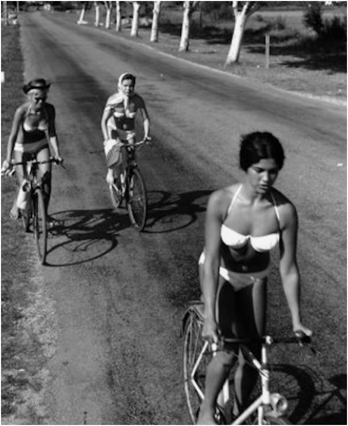 Когда-то мне казалось, что в Советском Союзе много недостатков, например, нет Сникерсов и Марсов, нет джинсов и ярких красивых оберток.-14