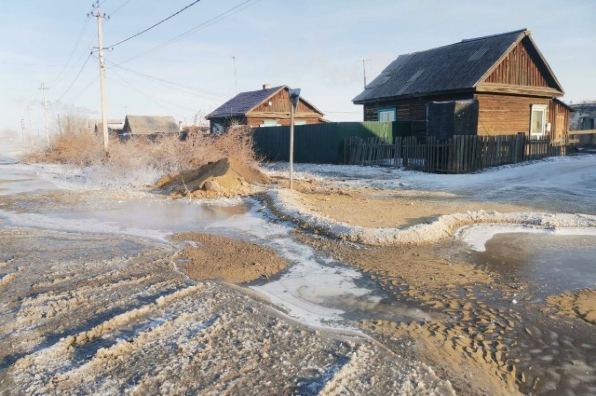    Вода вышла на дорогу из подвала дома Читы