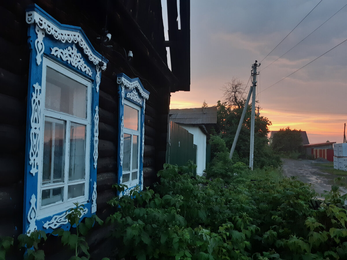 На узорах наличников обычно зашифрованы знаки: например, здесь знаки солнца, берегини, дождь и посевы