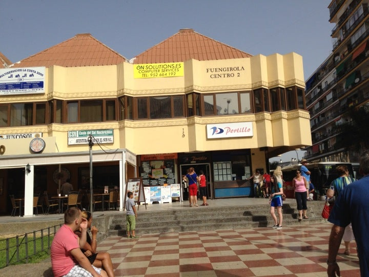 Автовокзал Фуэнхирола , справа автобусы, готовые в путь                                                                                                                                                                                     