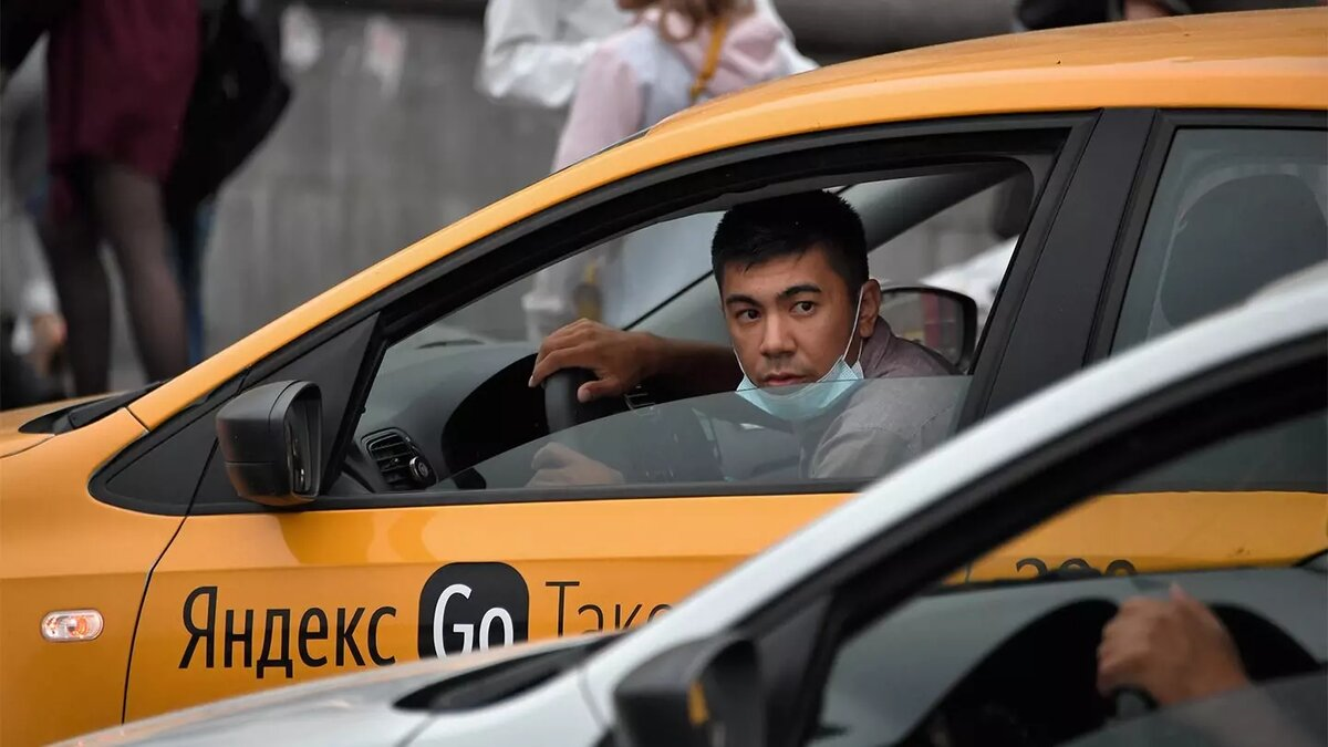 «Цены вырастут»: Названы последствия запрета на работу в такси для мигрантов