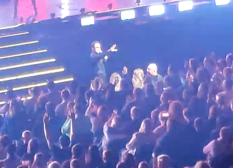    К спустившемуся в зал Ревве потянулись женщины. И даже некоторые мужчины. Фото: кадр видео