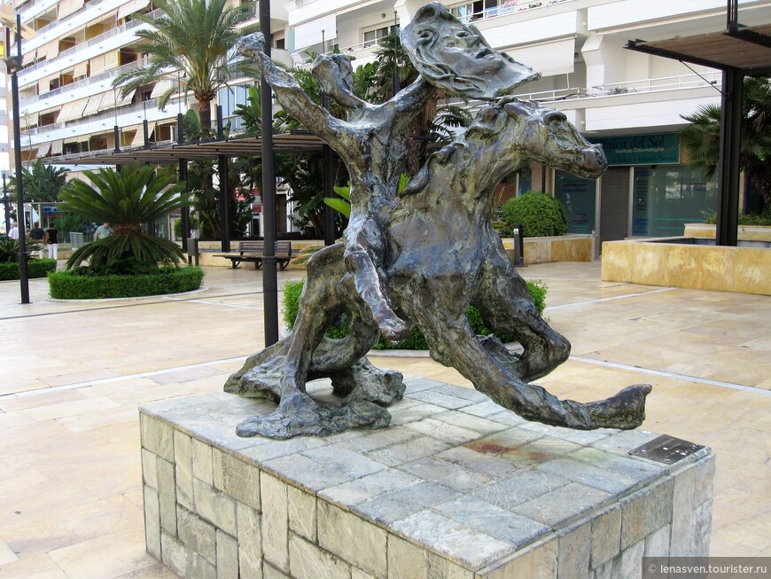 Называется это "Лошадь в падении со всадником".  В жизни бы не догадалась...