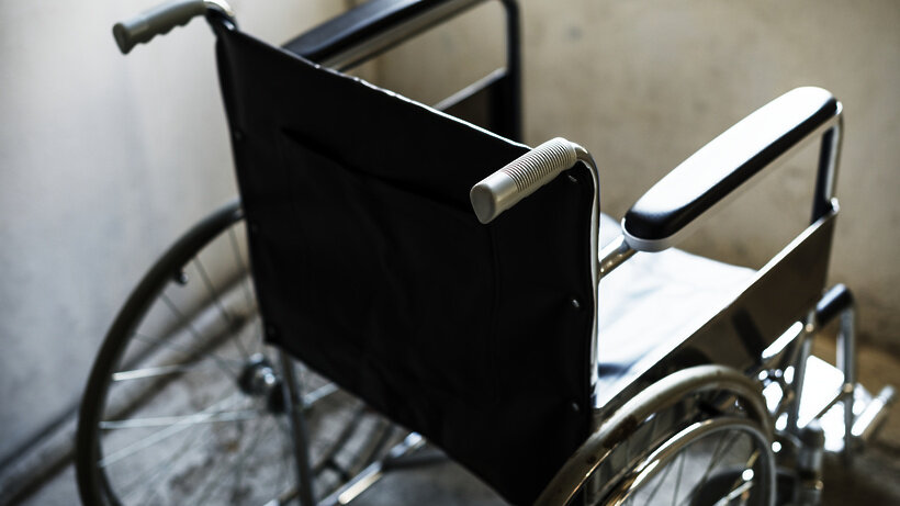    Пустая инвалидная коляска в комнате ©rawpixel.com Freepik