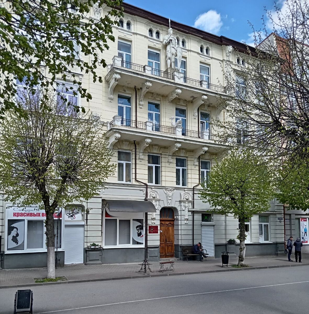 Дом с рыцарем - образец имперского доходного дома конца 19 века