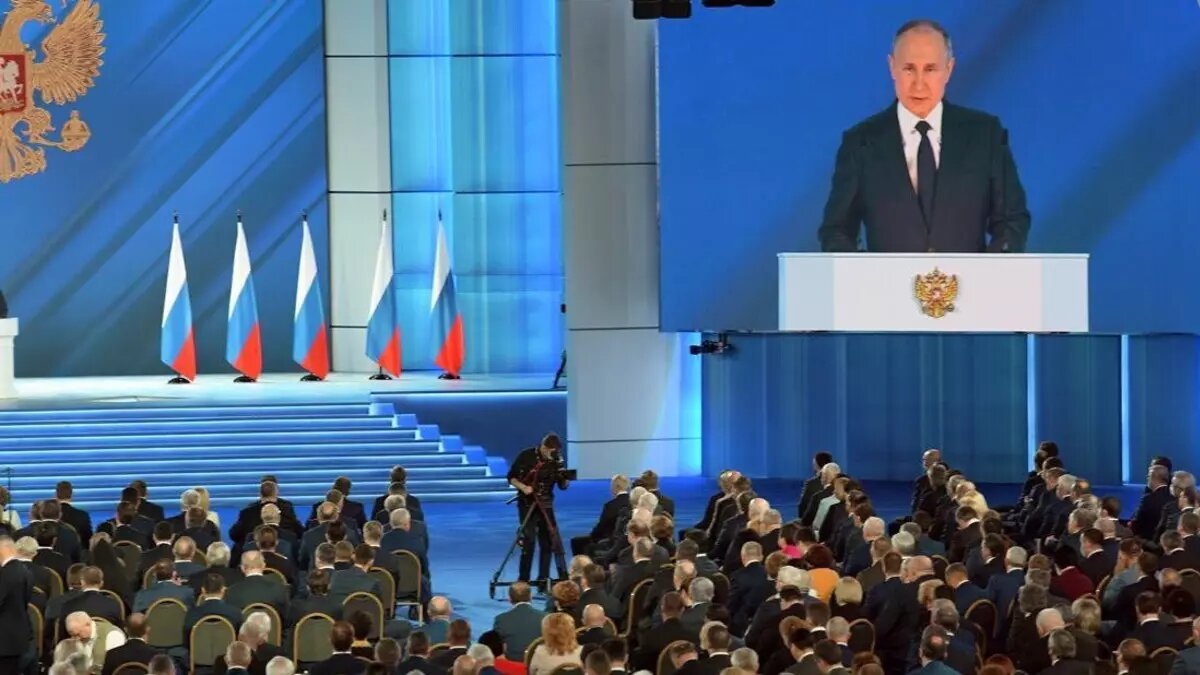 Второй час длится послание президента. За это время он объявил о запуске нескольких национальных проектов