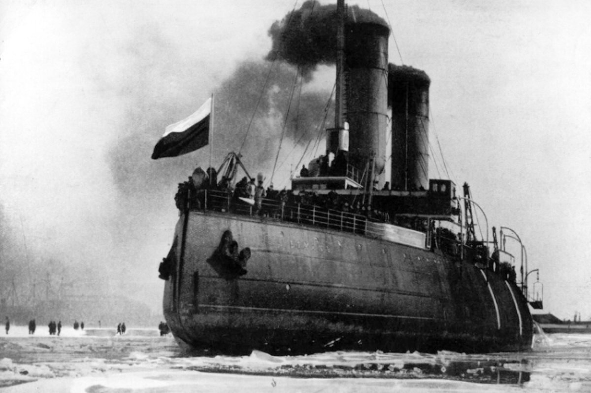    В Петербурге загорелся построенный в Финляндии первый арктический ледокол