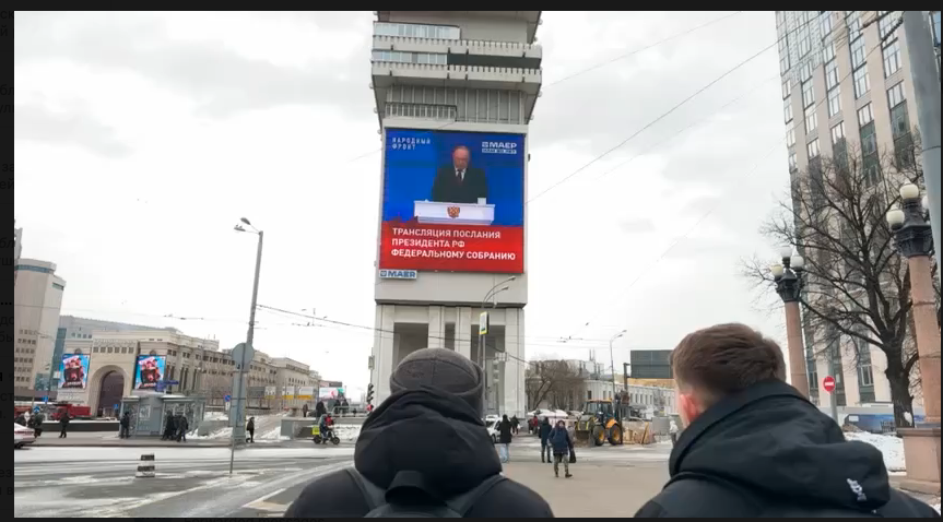 Послание Владимира Путина транслируют на экранах на улицах Москвы