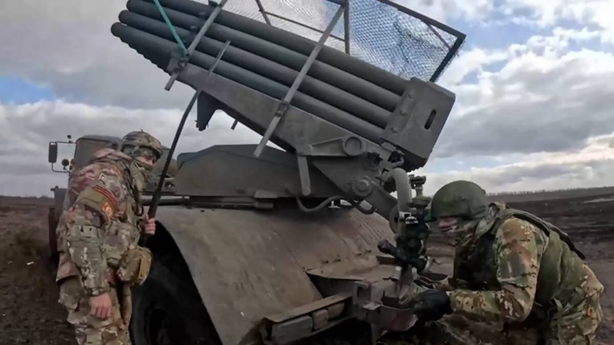    Российские бойцы готовят к работе реактивную систему залпового огня «Град» / Фото: Пресс-служба Минобороны РФ / ТАСС