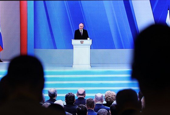    Президент РФ Владимир Путин во время выступления с ежегодным посланием Федеральному собранию РФ