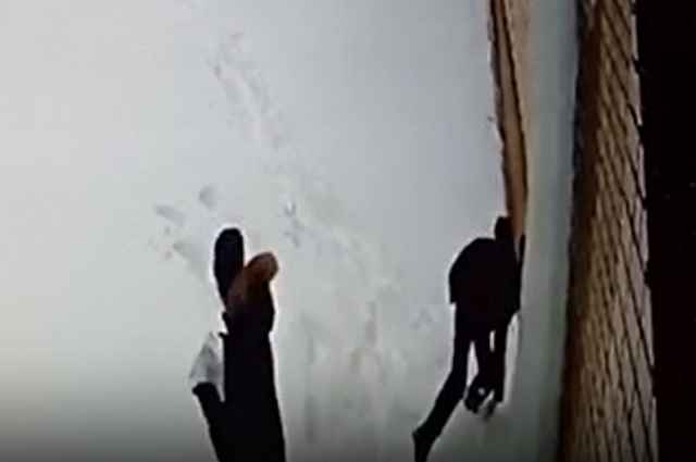   Школьники пытались расшатать ледяную глыбу Фото: кадр из видео
