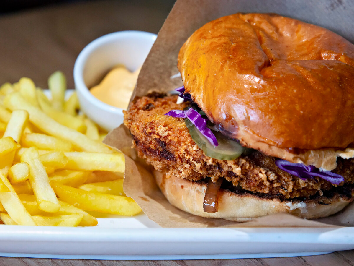 Бургер "Бедовая Джейн" с курочкой и карамелизованным луком. Очень сытный!