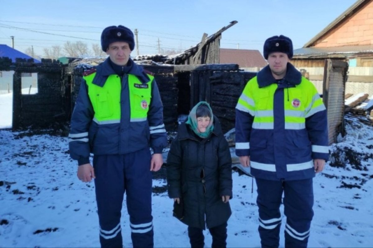    На Алтае сотрудники ДПС спасли пенсионерку на пожаре