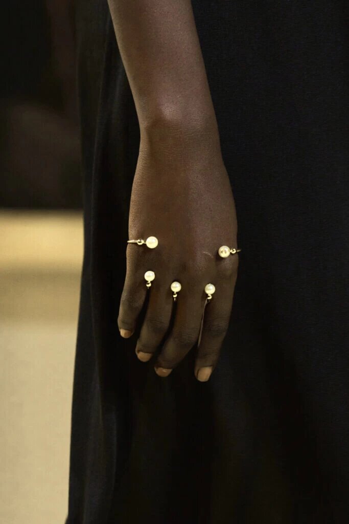 Они сияют на подиуме. Детали стиля, подчеркивающие образ, которые можно скопировать на Неделе моды в Париже: ожерелья, серьги, кольца, браслеты, броши.-3