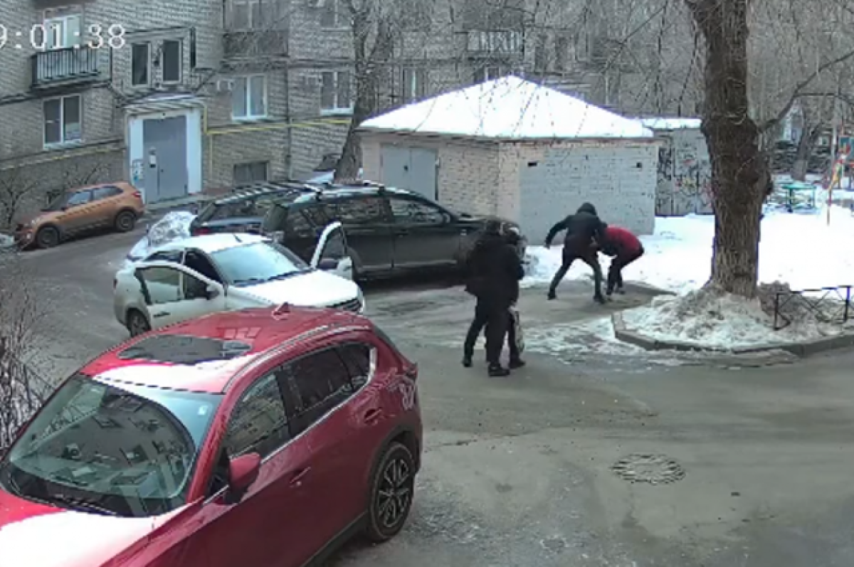    Жесткое задержание попало на видео в центре Волгограда