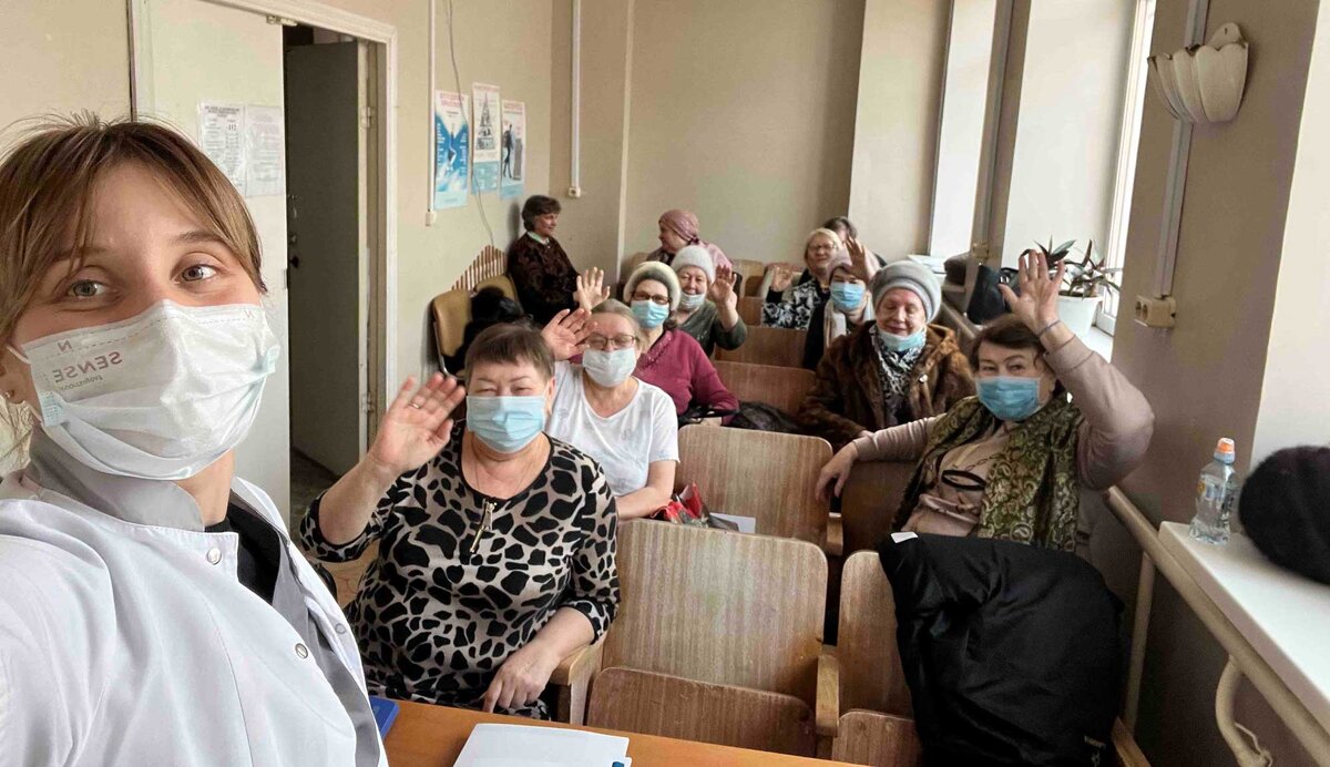 Врач-эндокринолог Кунгурской больницы Александра Яковлева с уже третьим потоком учащихся школы для пациентов «Живём с диабетом»