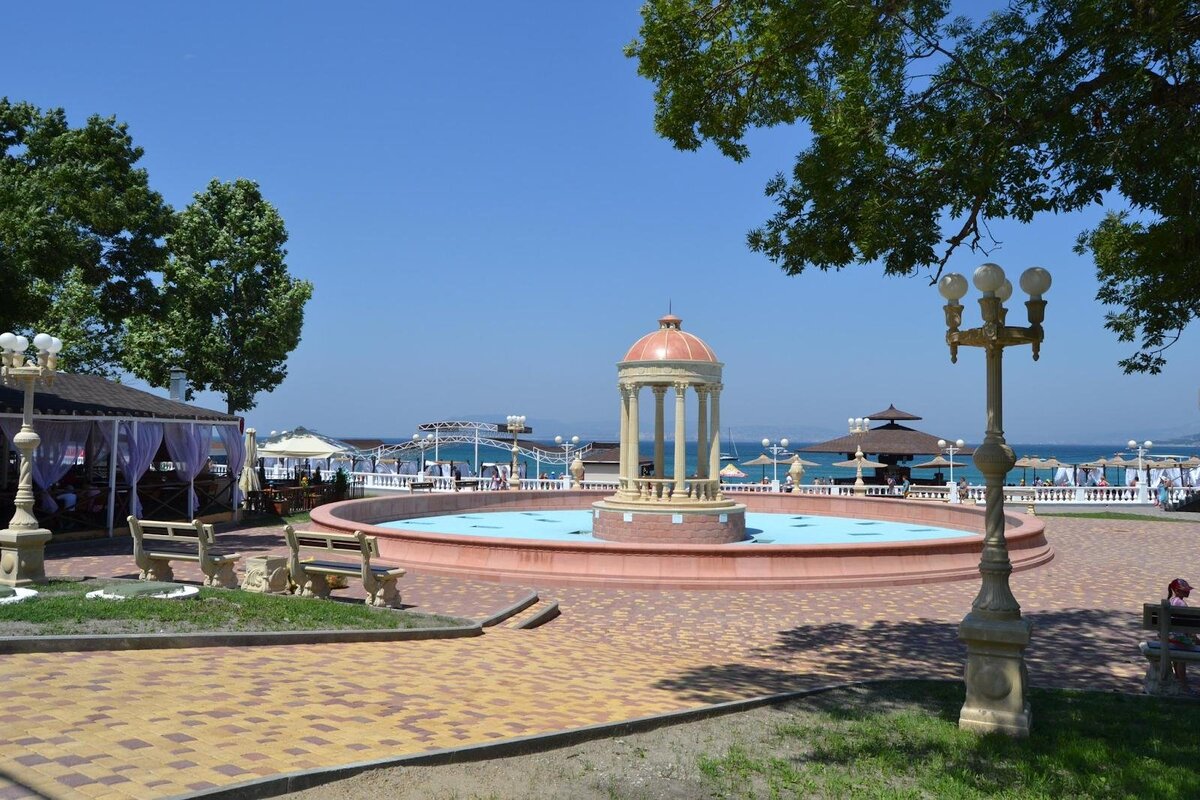 Один из входов на центральный пляж. Источник фото Яндекс картинки