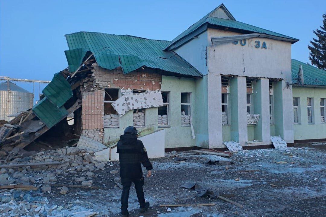 В посёлке Великий Бурлук прилет по железнодорожной станции. Сообщают, что там размещались сотрудники СБУ, приехавшие искать информаторов, источник – Телеграм-канал Colonelcassad
