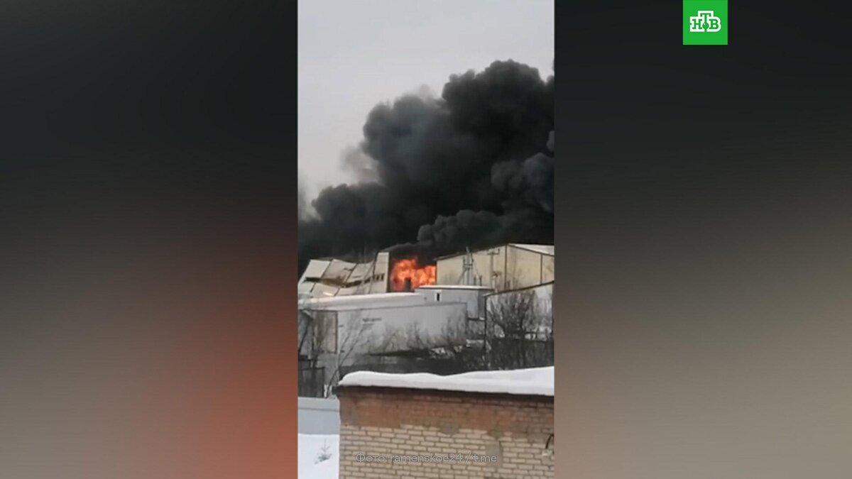 Огонь охватил два склада в подмосковном Раменском: видео | НТВ: лучшее |  Дзен