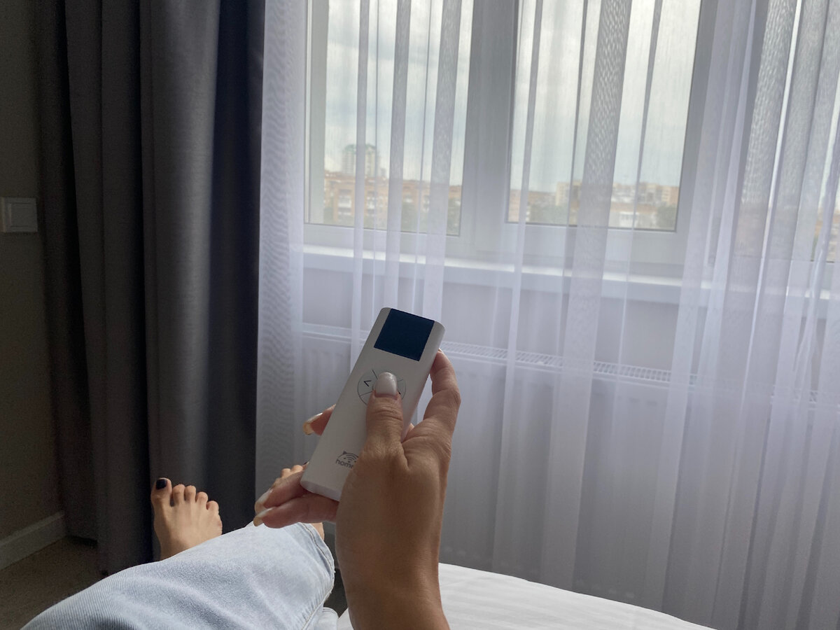 С умными автоматическими шторами и жалюзи с электроприводами HOMECE вам не нужно больше вставать к окну, чтобы закрыться от света и солнца. 