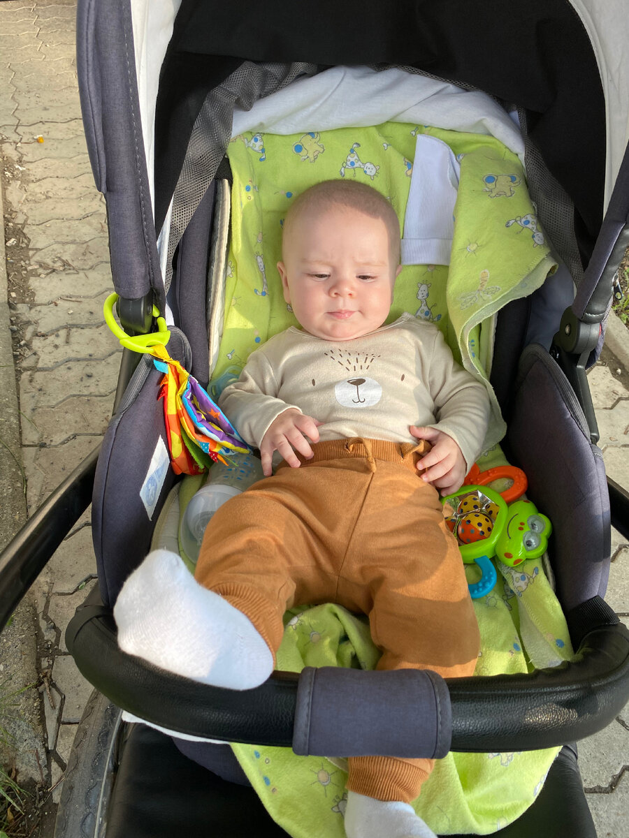 Тимур еще не сидел, но в коляске чувствовал себя вполне комфортно 