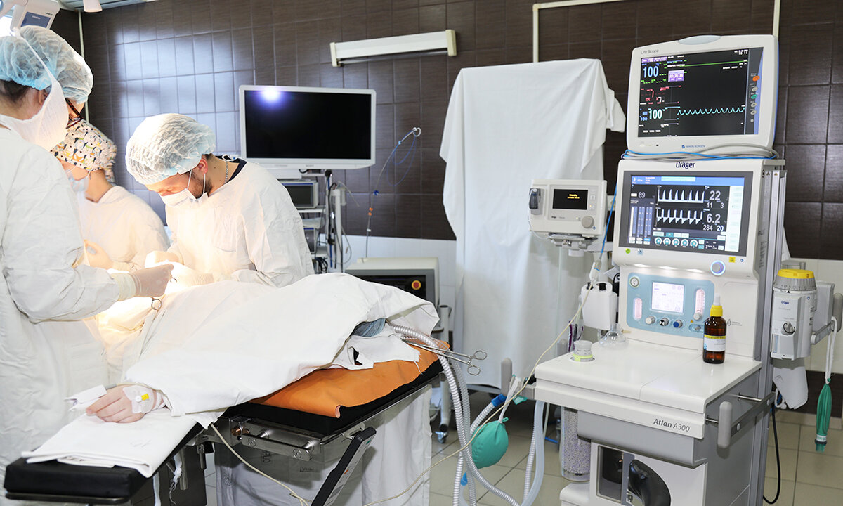 Момент  операции, проводимой на комплексном эндоскопическом оборудовании в детской больнице Тольятти / Фото Гузели Яхиной